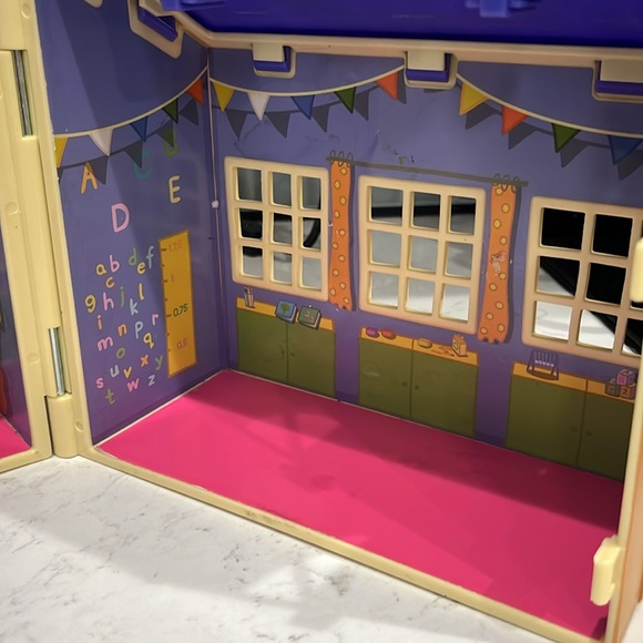 Peppa Pig School House and Accesories Lot - Picture 7 of 11